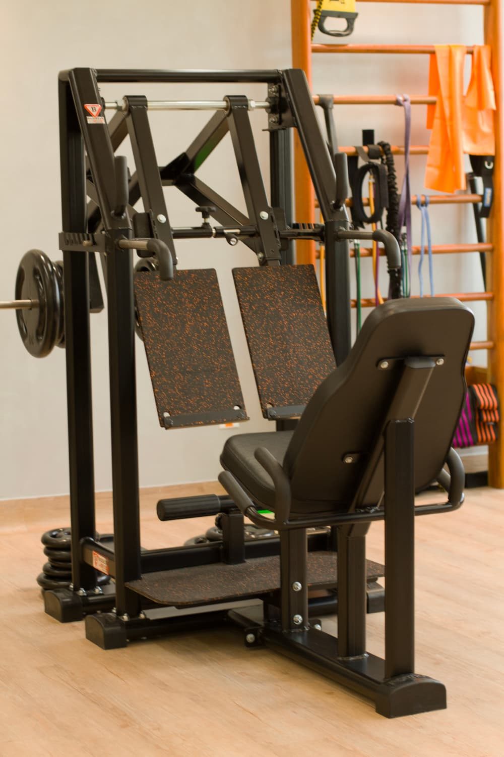 Equipamento de musculação com apoio para as costas