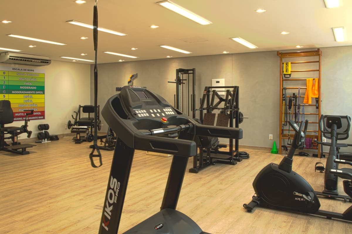 Sala de treino do IMOT MovSaúde com esteira, bicicleta e barras de apoio